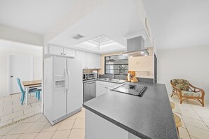 Fridge, oven, stovetop, coffee/tea maker