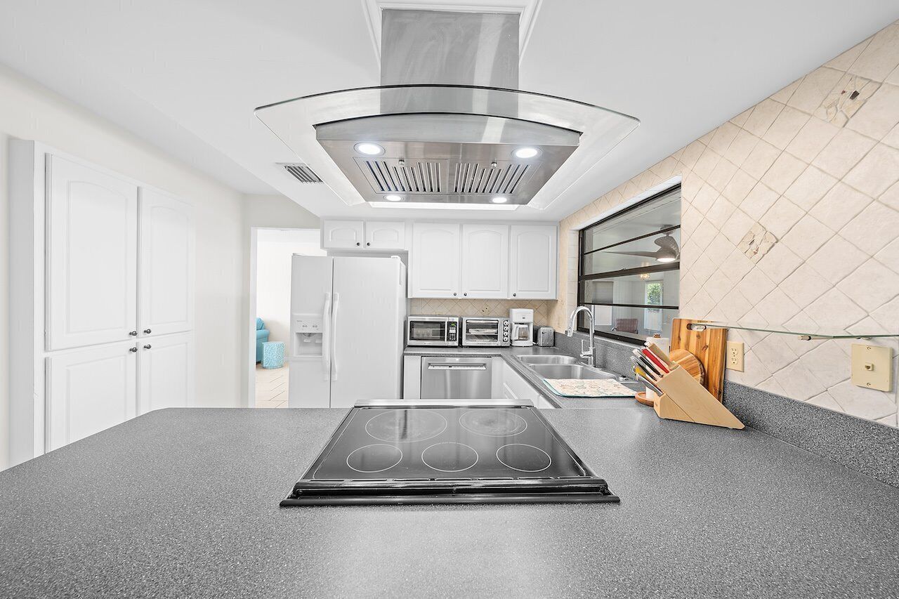 Fridge, oven, stovetop, coffee/tea maker