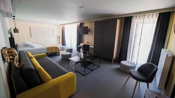 Standard Suite, Lake View | Premium bedding, in-room safe, desk, laptop workspace