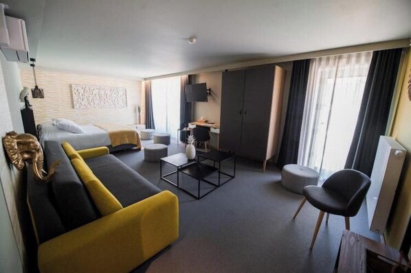 Standard Suite, Lake View | Premium bedding, in-room safe, desk, laptop workspace