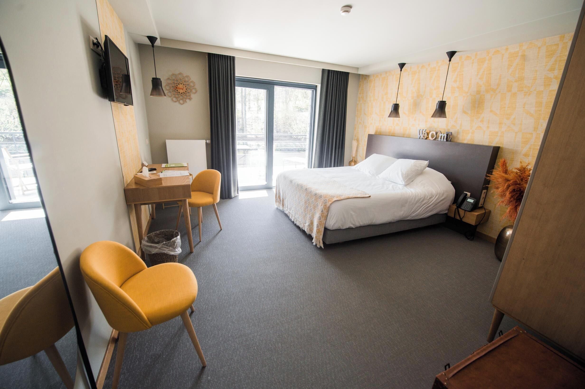 Standaard tweepersoonskamer, balkon, uitzicht op meer | Luxe beddengoed, een kluis op de kamer, een bureau, een laptopwerkplek