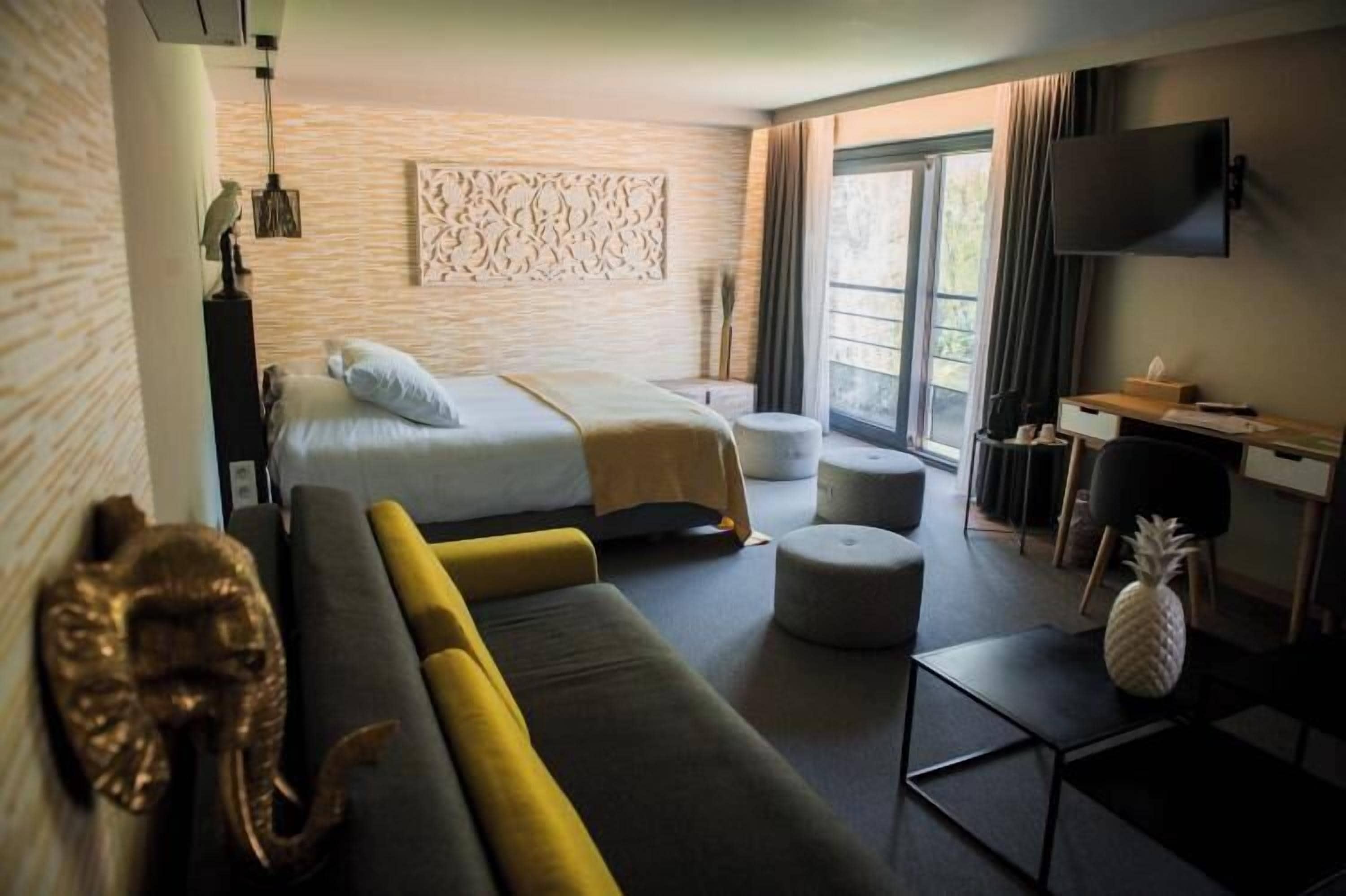 Suite estándar, vista al lago | Ropa de cama de alta calidad y caja de seguridad en la habitación 