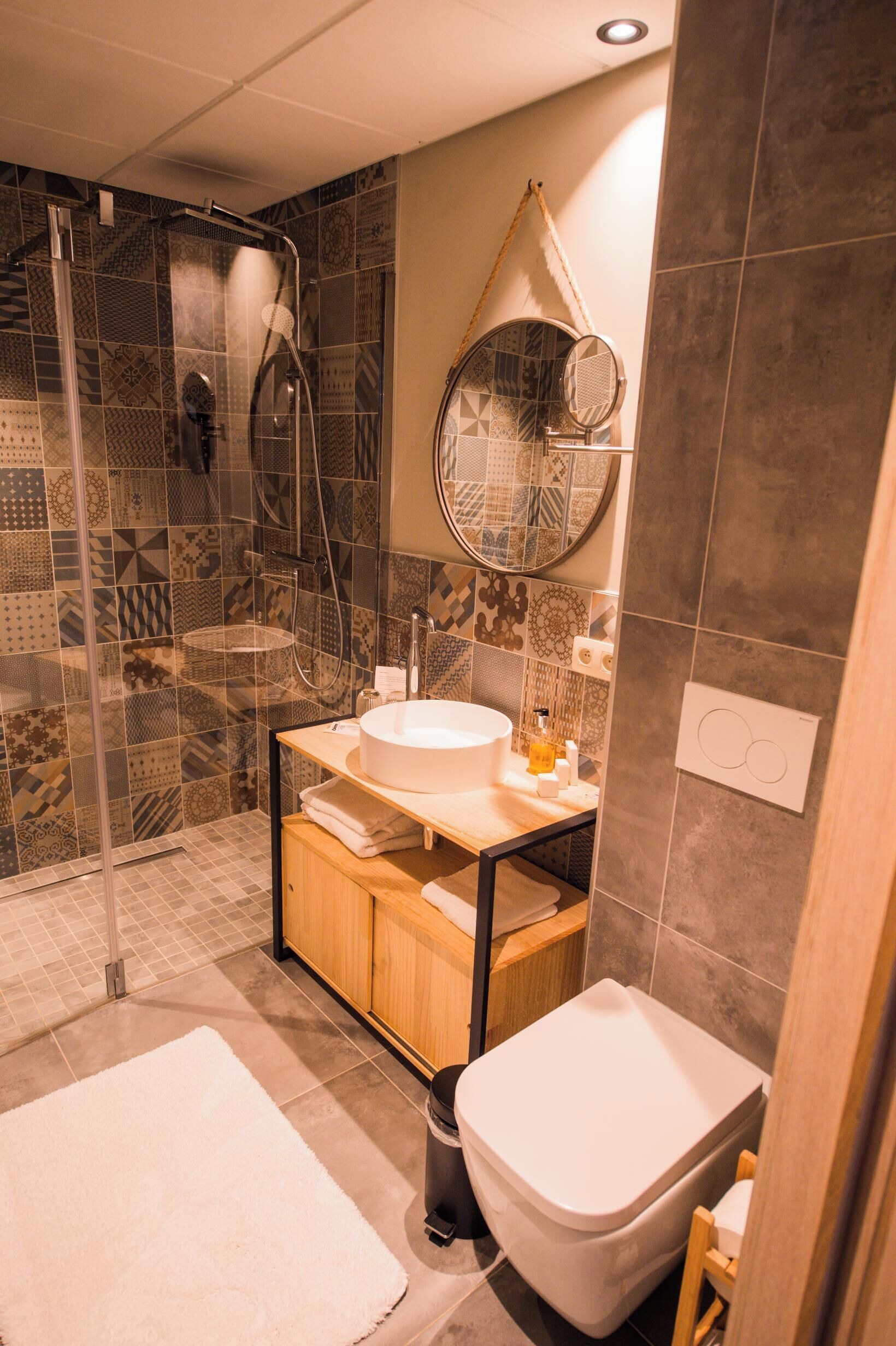 Douche, douche à « effet pluie », articles de toilette gratuits