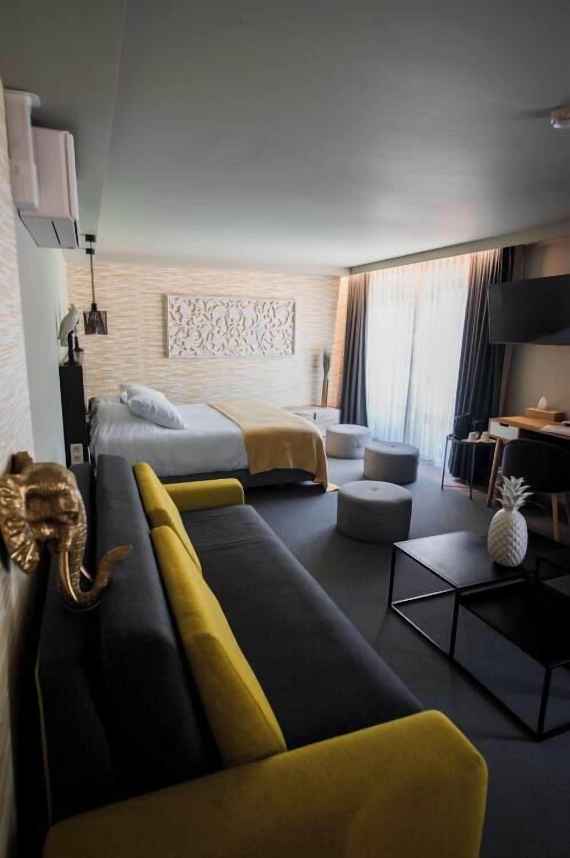 Standaard suite, uitzicht op meer | Luxe beddengoed, een kluis op de kamer, een bureau, een laptopwerkplek