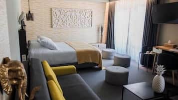 Standaard suite, uitzicht op meer | Luxe beddengoed, een kluis op de kamer, een bureau, een laptopwerkplek