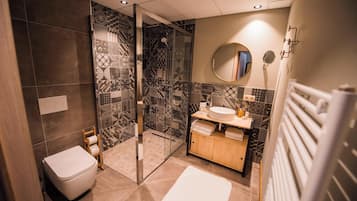 Shower, rainfall showerhead, free toiletries, hair dryer