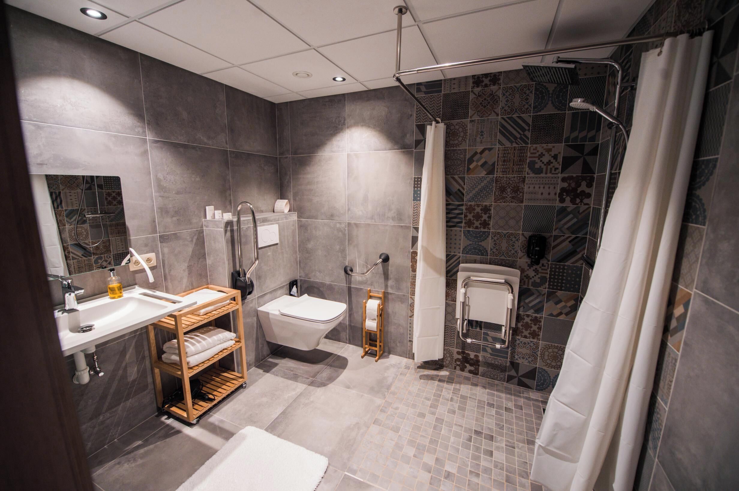 Suíte conforto, acessível para pessoas com deficiência física, vista para o lago | Banheiro | Chuveiro, chuveiro com efeito de chuva, produtos de toalete grátis 