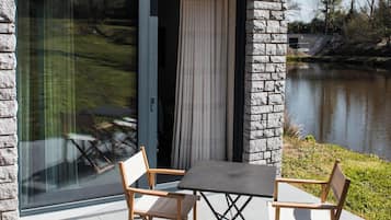 Suite Confort, acceso para personas con movilidad reducida, vista al lago | Terraza o patio