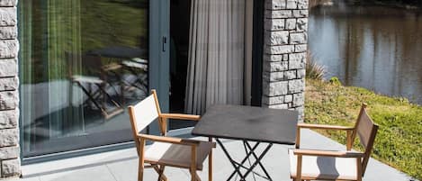Comfort-sviitti, esteetön liikuntarajoitteisille, järvinäköala | Terassi/patio
