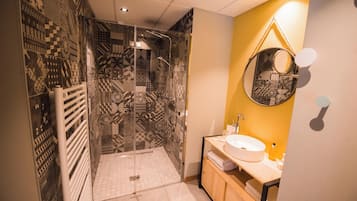 Shower, rainfall showerhead, free toiletries, hair dryer