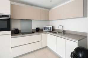 Refrigerador, microondas, horno, placa de cocina