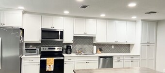 Stunning End Unit Villa - Fully Remodeled in Seven Springs Golf & Country Cub
