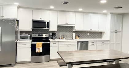 Stunning End Unit Villa - Fully Remodeled in Seven Springs Golf & Country Cub