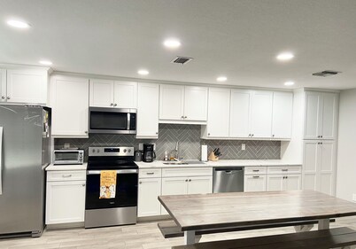 Stunning End Unit Villa - Fully Remodeled in Seven Springs Golf & Country Cub