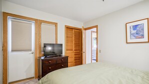 1 bedroom, free WiFi, bed sheets - One-bedroom condo with pool, hot tub, weekend winter, shuttle, and EV charger (Killington)