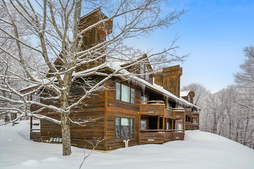 Cozy Highridge Condo Unit I6 in Killington with pool and hot tub.