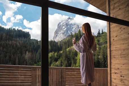 In-room safe, blackout drapes, free WiFi. La Tambra - Hotel Lodge