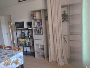 2 chambres, bureau, fer et planche Ă repasser, lit parapluie