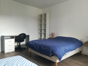 2 soveværelser, skrivebord, strygejern/strygebræt, weekendseng