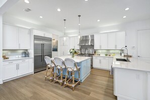 Fridge, microwave, oven, stovetop - Hemingway Place - near Venetian Village (Naples)