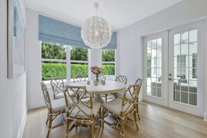 Dining - Hemingway Place - near Venetian Village (Naples)
