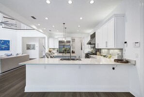 Kylskåp, mikrovågsugn, ugn och spishäll