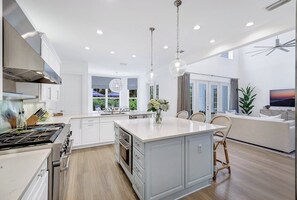 Kylskåp, mikrovågsugn, ugn och spishäll