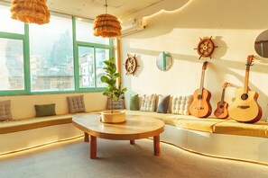 Restaurant - Hostel De Offlanders Rishikesh • Stay • Connect • Explore (Rishikesh)