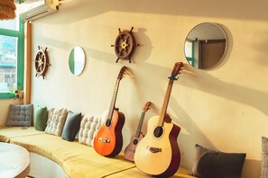 Restaurant - Hostel De Offlanders Rishikesh • Stay • Connect • Explore (Rishikesh)