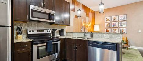 Refrigerador, microondas, horno, placa de cocina