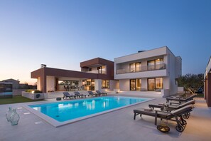 6 bedrooms