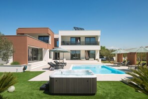 6 bedrooms