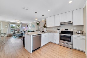 Kjøleskap, mikrobølgeovn, ovn og kokeplater