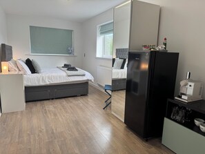 1 bedroom, iron/ironing board, internet, bed sheets