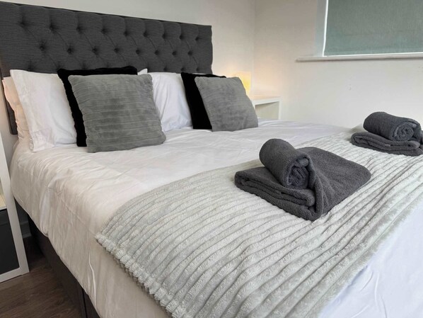 1 bedroom, iron/ironing board, internet, bed sheets