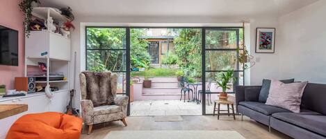 Télévision, livres, espaces bureaux