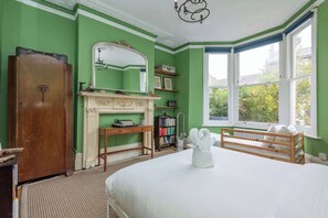 2 bedrooms, iron/ironing board, internet, bed sheets