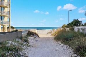 På stranden