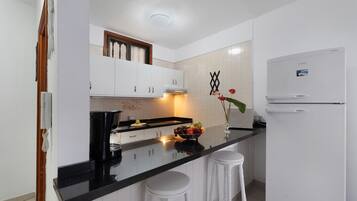 Refrigerador, microondas, placa de cocina, cafetera/tetera
