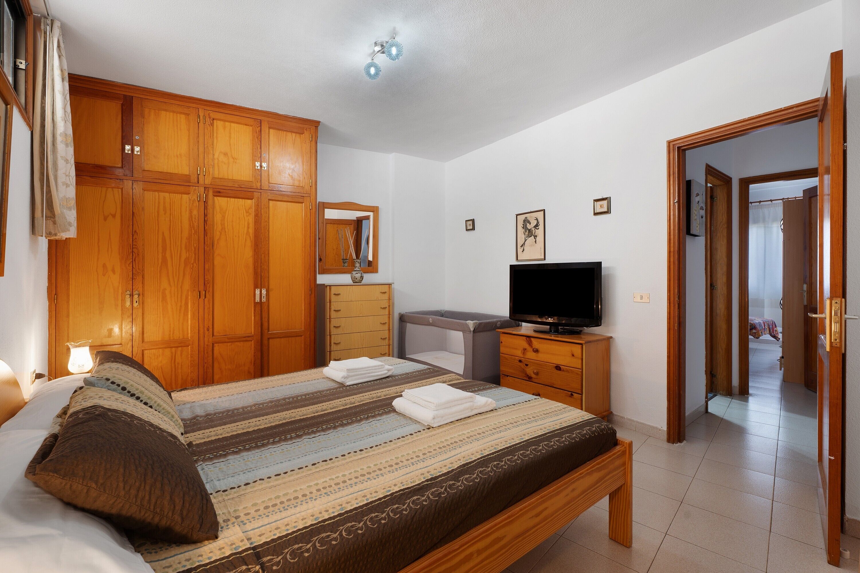 2 dormitoris, planxa i posts de planxar, wifi i roba de llit 