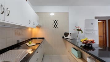 Refrigerador, microondas, placa de cocina, cafetera/tetera