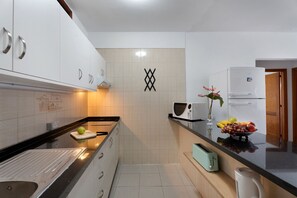 Kühlschrank, Mikrowelle, Herdplatte, Wasserkocher mit Kaffee-/Teezubehör
