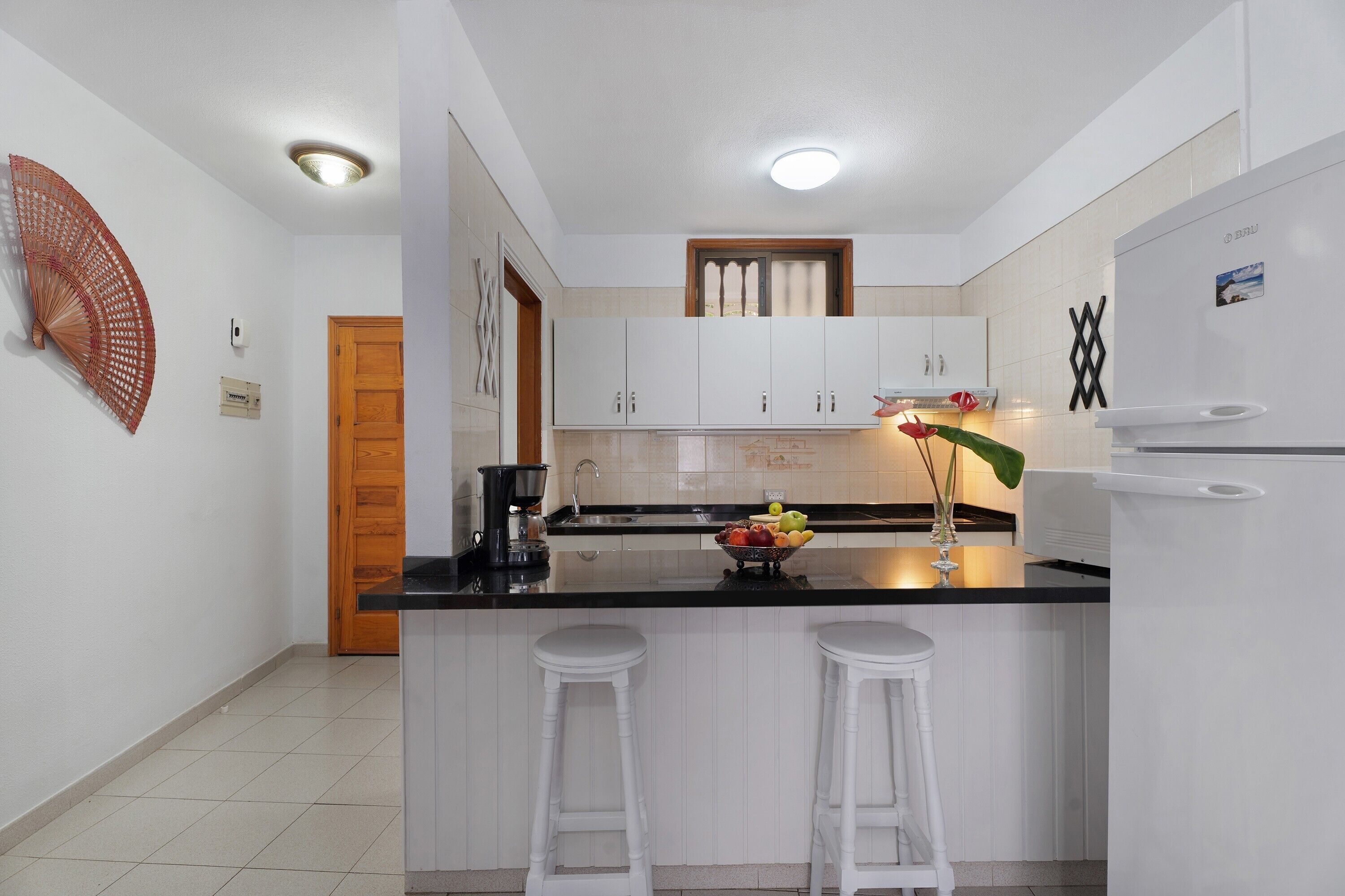 Kühlschrank, Mikrowelle, Herdplatte, Wasserkocher mit Kaffee-/Teezubehör