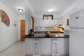 Kühlschrank, Mikrowelle, Herdplatte, Wasserkocher mit Kaffee-/Teezubehör