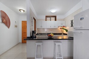 Frigorífico, microondas, placa de cocina y cafetera o tetera