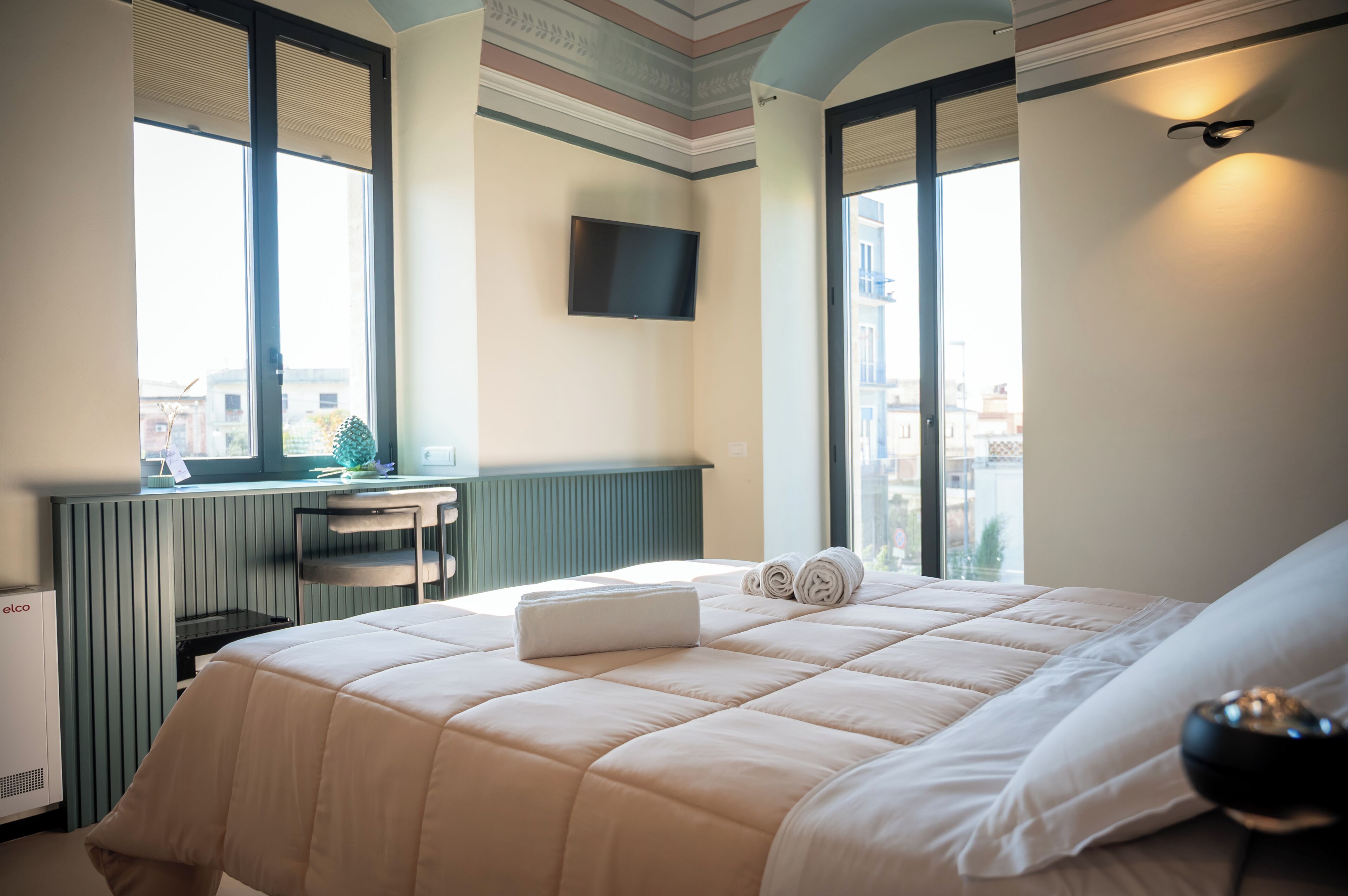 Deluxe-Doppelzimmer, 1 Schlafzimmer, Balkon, Blick auf den Innenhof | Minibar, Zimmersafe, Schreibtisch, Verdunkelungsvorhänge