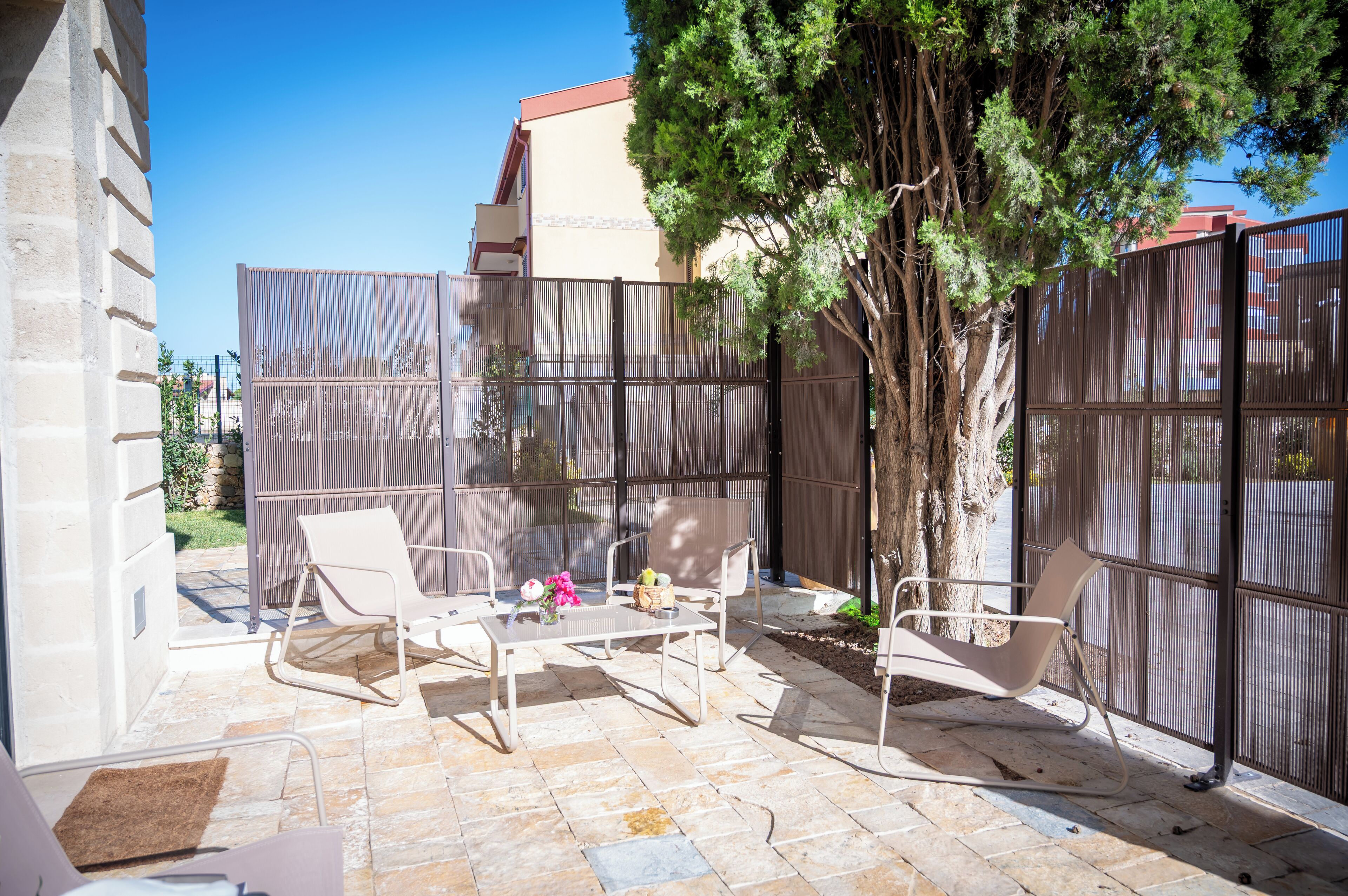 Tripla Junior, 1 camera da letto, non fumatori, vista giardino | Minibar, una cassaforte in camera, una scrivania, tende oscuranti