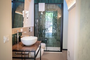 Junior Triple Room, 1 Bedroom, Non Smoking, Garden View | Bilik Mandi | Pancuran mandi, pengering rambut, tuala disediakan, sabun 