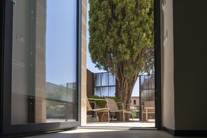 Minibar, caja de seguridad en la habitación y escritorio
