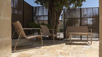 Deluxe-Doppel- oder -Zweibettzimmer, 4 Schlafzimmer, Balkon, Blick auf den Innenhof | Terrasse/Patio